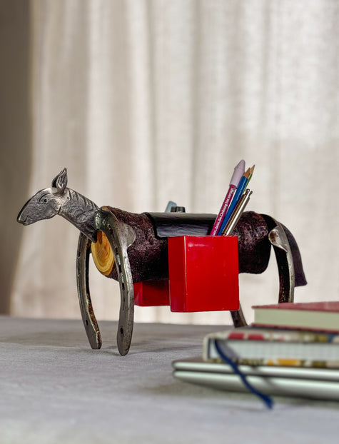 Organizer-Pferd mit Satteltaschen