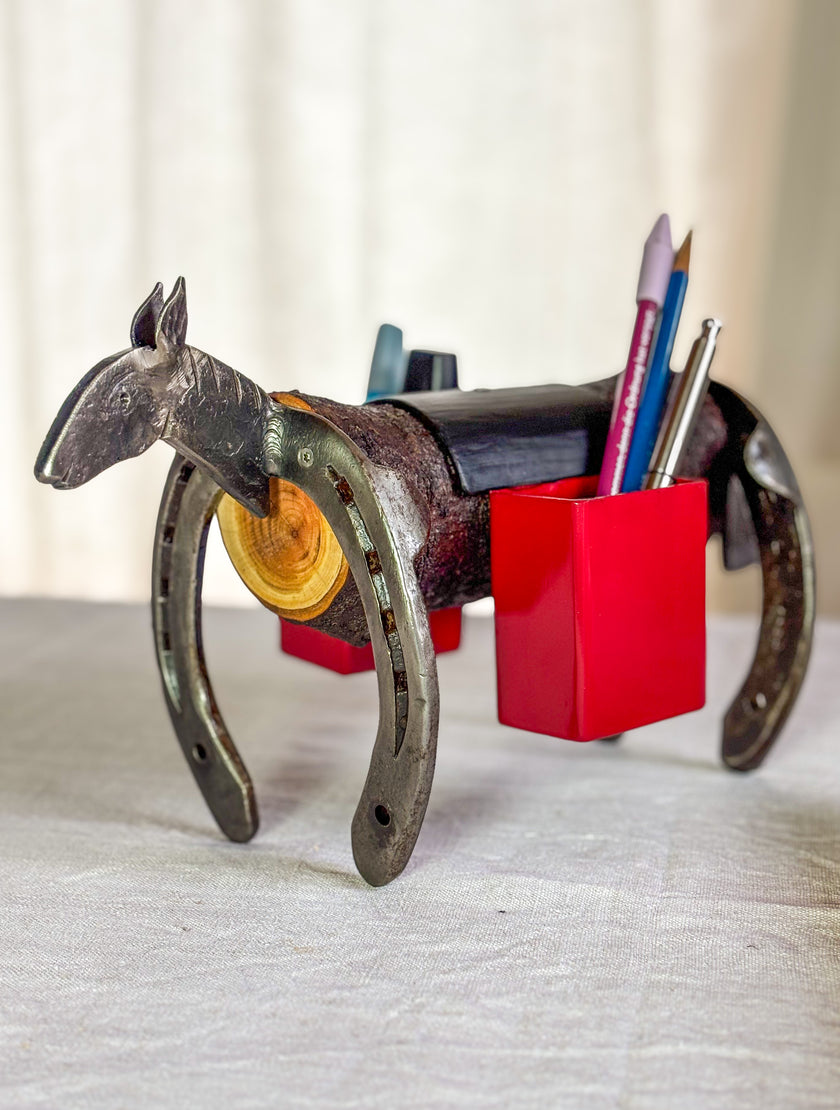 Organizer-Pferd mit Satteltaschen