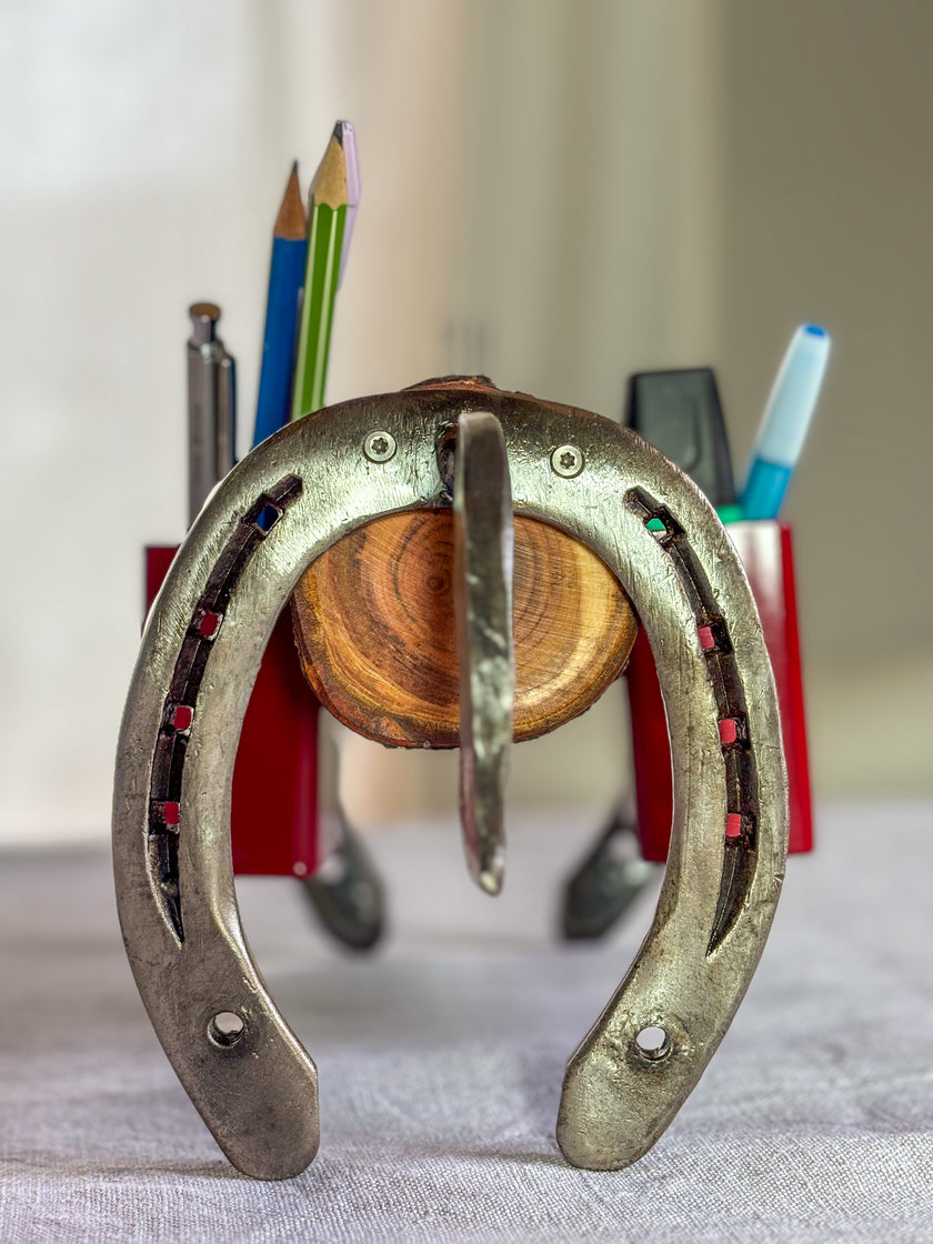 Organizer-Pferd mit Satteltaschen